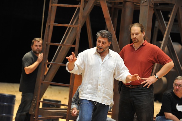 Jos Cura as stage designer and director in the 2010 Karlsruhe production of Samson et Dalila.
