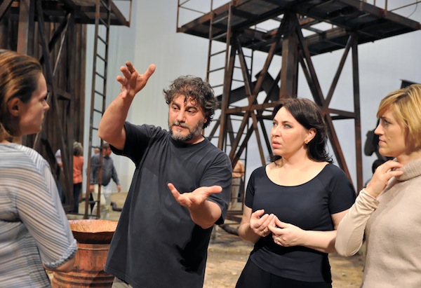 Jos Cura as stage designer and director in the 2010 Karlsruhe production of Samson et Dalila.