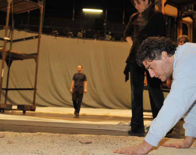 Jos Cura as stage designer and director in the 2010 Karlsruhe production of Samson et Dalila.