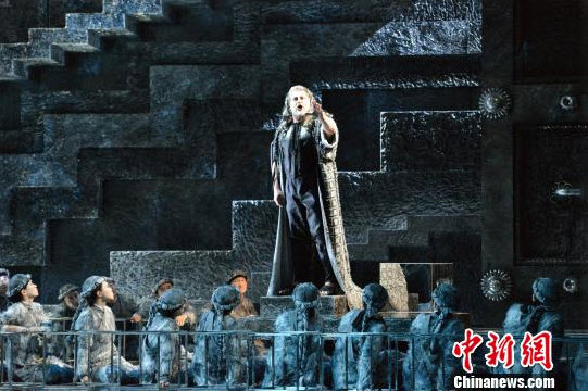 Jos Cura starring as Samson in the 2015 Beijing Opera production of Samsone et Dalila