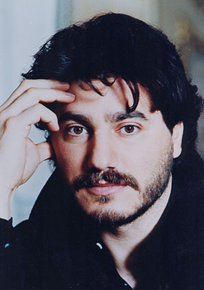 José Cura poses for press release