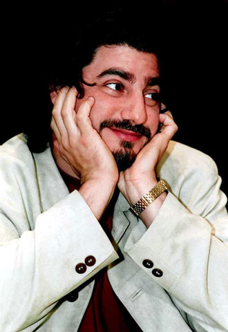 José Cura has fun during 2001 press conference in Hungary